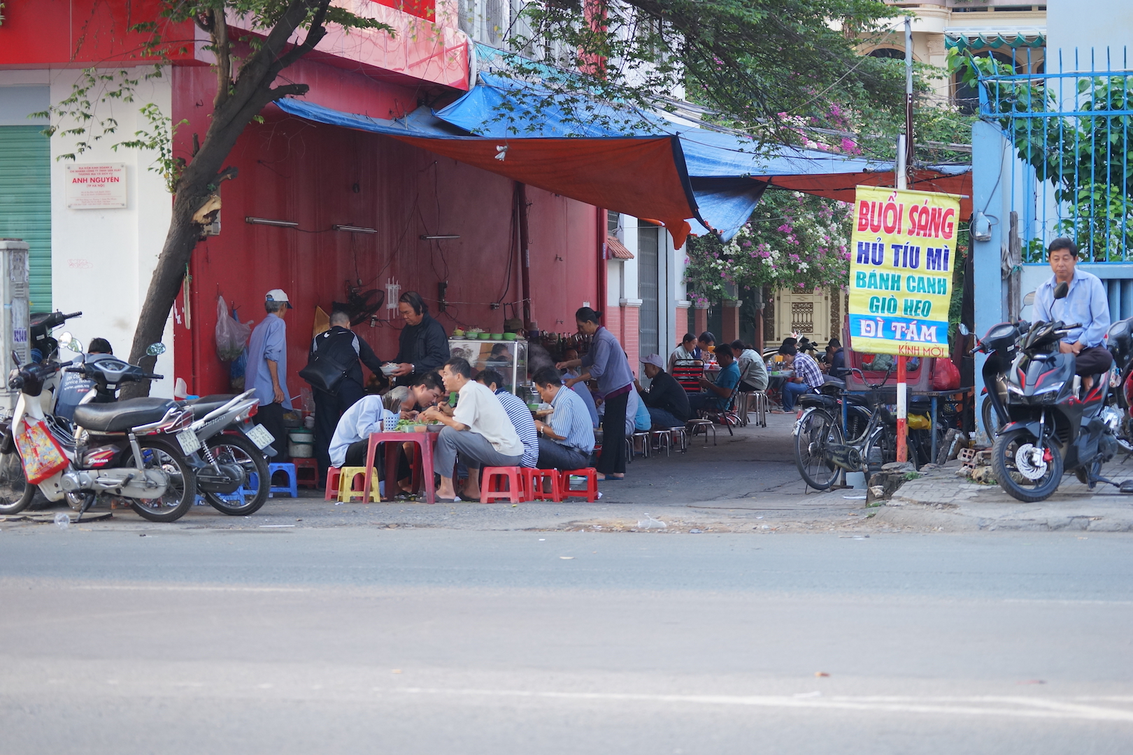 A makeshift breakfast area offering three different dishes on Phan Dang Luu Street, Binh Thanh District, Ho Chi Minh City. Photo: Tien Bui