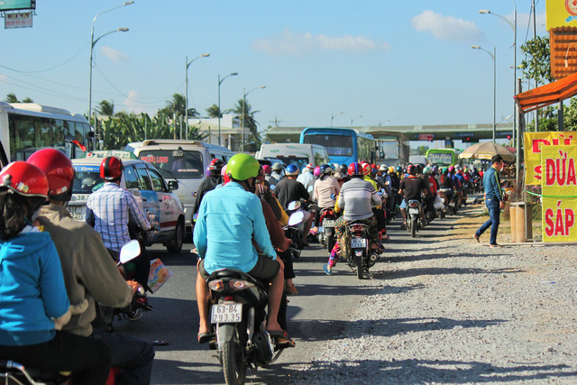 Congestion at the tollgate of Rach Mieu Bridge. Photo: Tuoi Tre