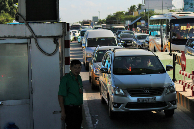 Toll collection at the toll station is ceased in order to alleviate the traffic jam. Photo: Tuoi Tre