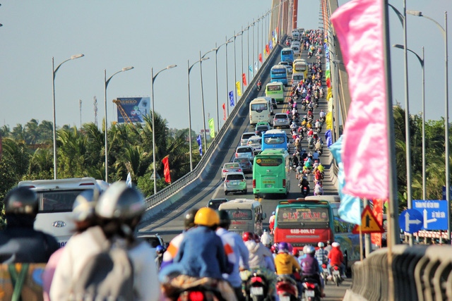 Vehicles along the Ben Tre- Tien Giang direction are allowed to travel on both lanes of the bridge. Photo: Tuoi Tre