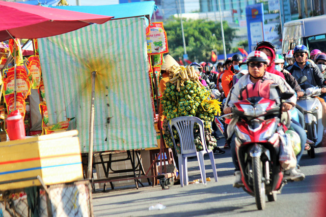 Vendors occupying roadways exacerbate the situation. Photo: Tuoi Tre