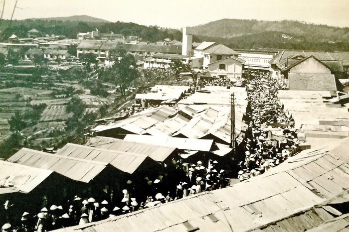 A view of a market on Vanvollenhoven Street (Phan Boi Chau Street, Da Lat City now) in 1955. Courtesy of the Lam Dong Museum