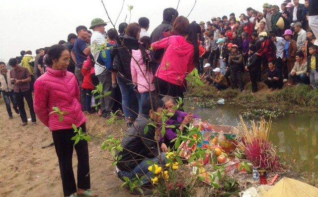 Offerings to the “holy fish” are placed near the ditch. Photo: Tuoi Tre