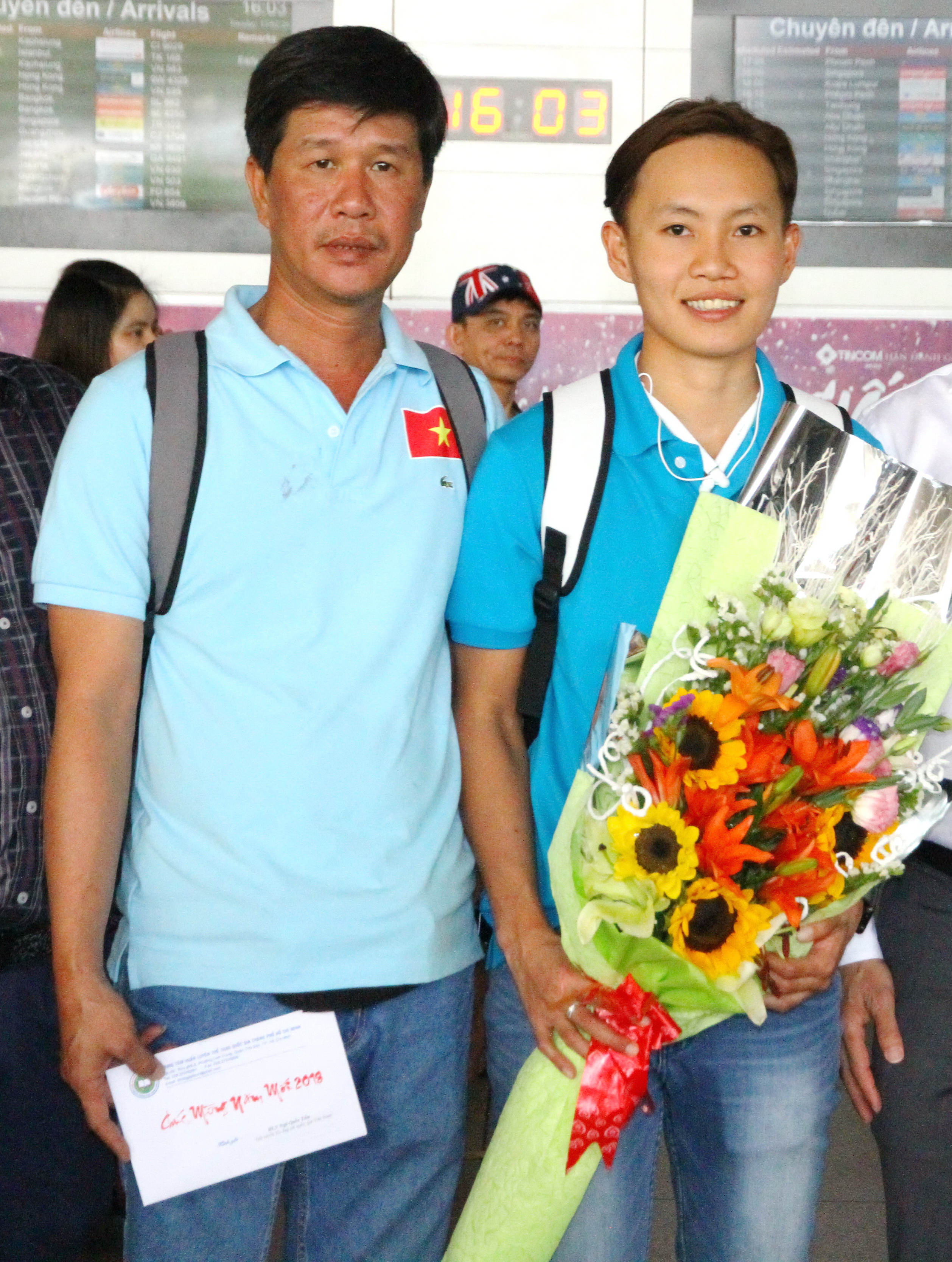 Vietnamese cyclist Nguyen Thi That (R) and her coach Ngo Quoc Tien. Photo: Tuoi Tre