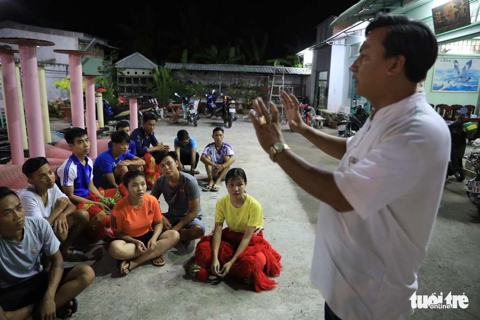 Luong An Duong, head of the Tu Anh Duong school, instructs his students before a training session. Photo: Tuoi Tre