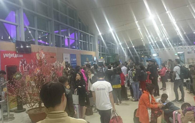 Passengers were stranded at Vinh International Airport due to canceled flights on February 19, 2018. Photo: Tuoi Tre