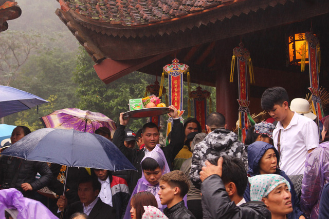 People jostle to participate in the Huong Pagoda Festival in Hanoi on February 21, 2018. Photo: Tuoi Tre