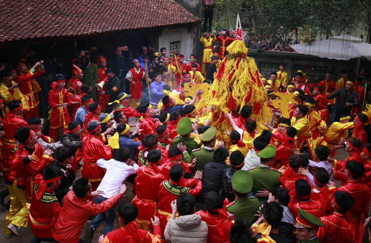 People jostle to participate a festival in northern Vietnam. Photo: Tuoi Tre