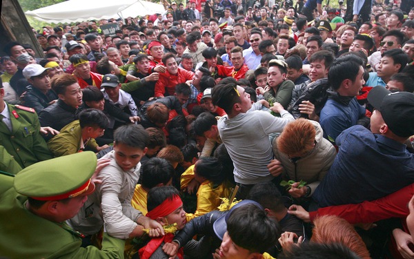 People jostle to participate a festival in northern Vietnam. Photo: Tuoi Tre