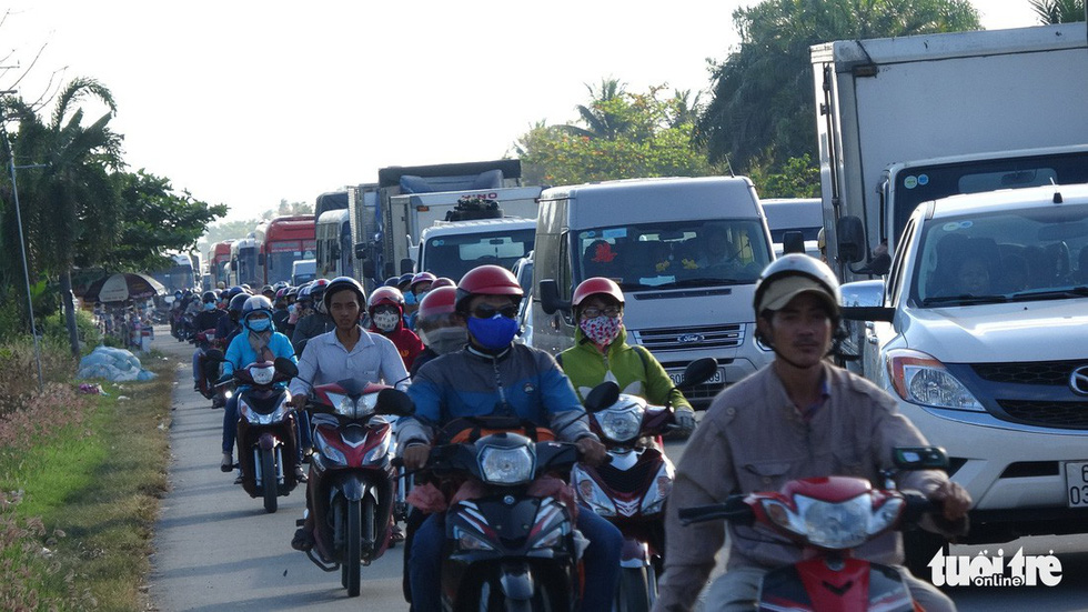 A serious traffic jam near the site of the accident in Vinh Long Province. Photo: Tuoi Tre