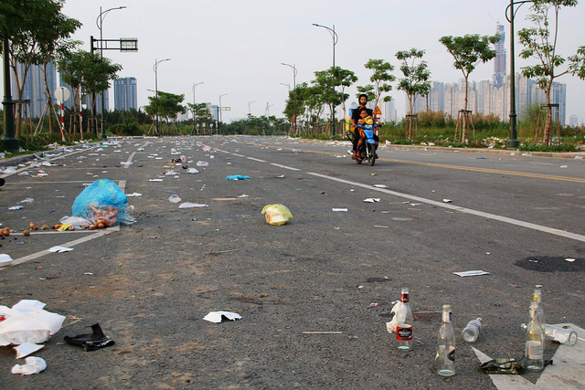 Trash is seen on a street in Ho Chi Minh City. Photo: Tuoi Tre