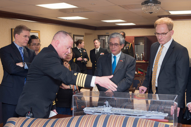 Colonel Chris Hill introduces the aircraft carrier to Ambassador Vinh. Photo: Embassy of Vietnam in the U.S.