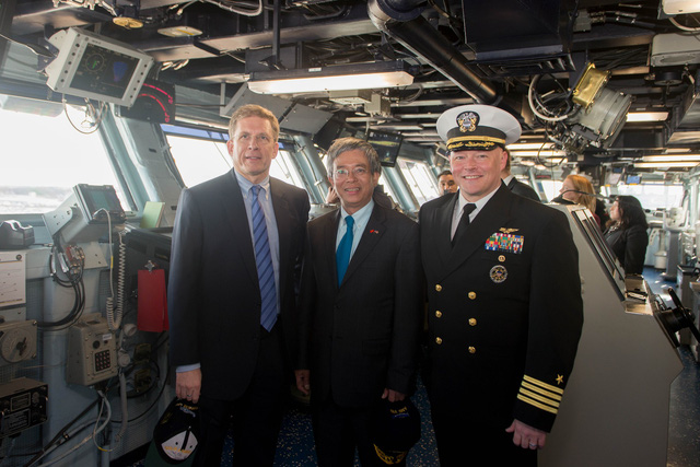 From left, Deputy Assistant Secretary of the U.S. Department of State Patrick Murphy, Ambassador Vinh, and Colonel Chris Hill. Photo: Embassy of Vietnam in the U.S.