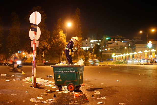 A street sweeper cleans up a street in Da Lat. Photo: Thanh Duy