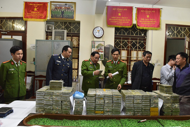 Competent authorities check the confiscated drugs. Photo: Tuoi Tre