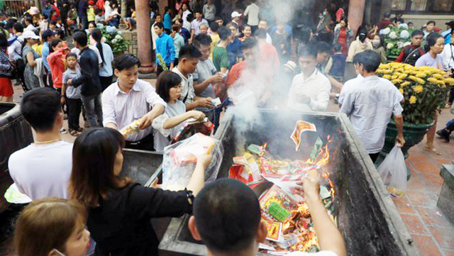 Visitors burn joss paper at a famous pagoda in An Giang Province, southwestern Vietnam, on Tet. Photo: Tuoi Tre