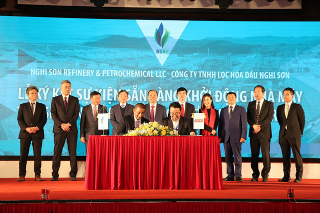 Nghi Son Oil Refinery and Petrochemical officials are seen at the ceremony in Thanh Hoa Province, located in north-central Vietnam, on February 28, 2018. Photo: PetroVietnam