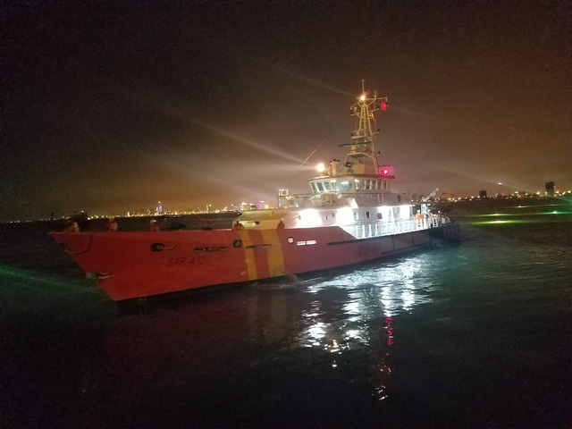 Vietnamese rescue vessel SAR 412 is docked in Da Nang after bringing Philippine sailor Guerrero Rosmeni Nedia to shore safely, February 28, 2018. Photo: Tuoi Tre