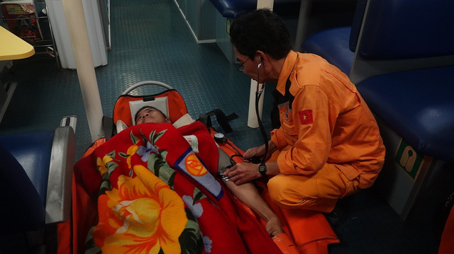 Philippine sailor Guerrero Rosmeni Nedia is tended to by a Vietnamese doctor on board the SAR 412 rescue vessel. Photo: Tuoi Tre