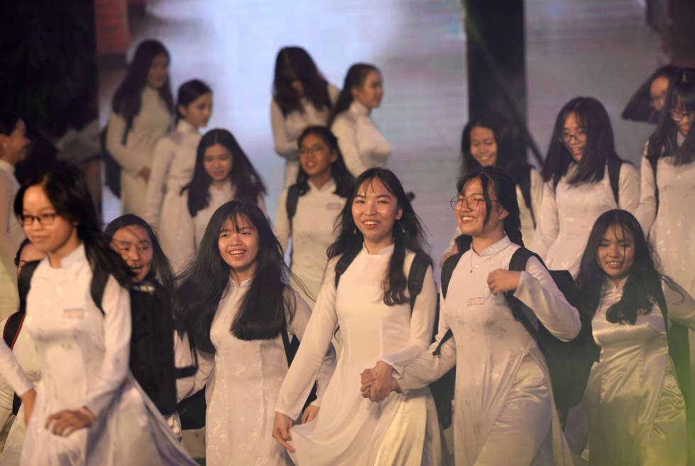 Students of Trung Vuong High School wear their ao dai uniform during the event on the evening of March 3, 2018. Photo: Tuoi Tre