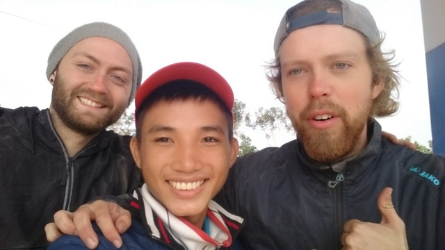 Khong Minh Triet and the foreigners he met on his trip. Photo courtesy of Triet