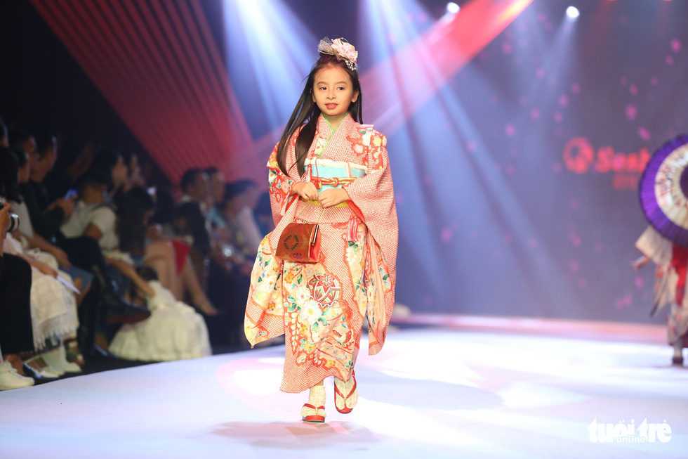 “Kimono” from Japan. Photo: Tuoi Tre