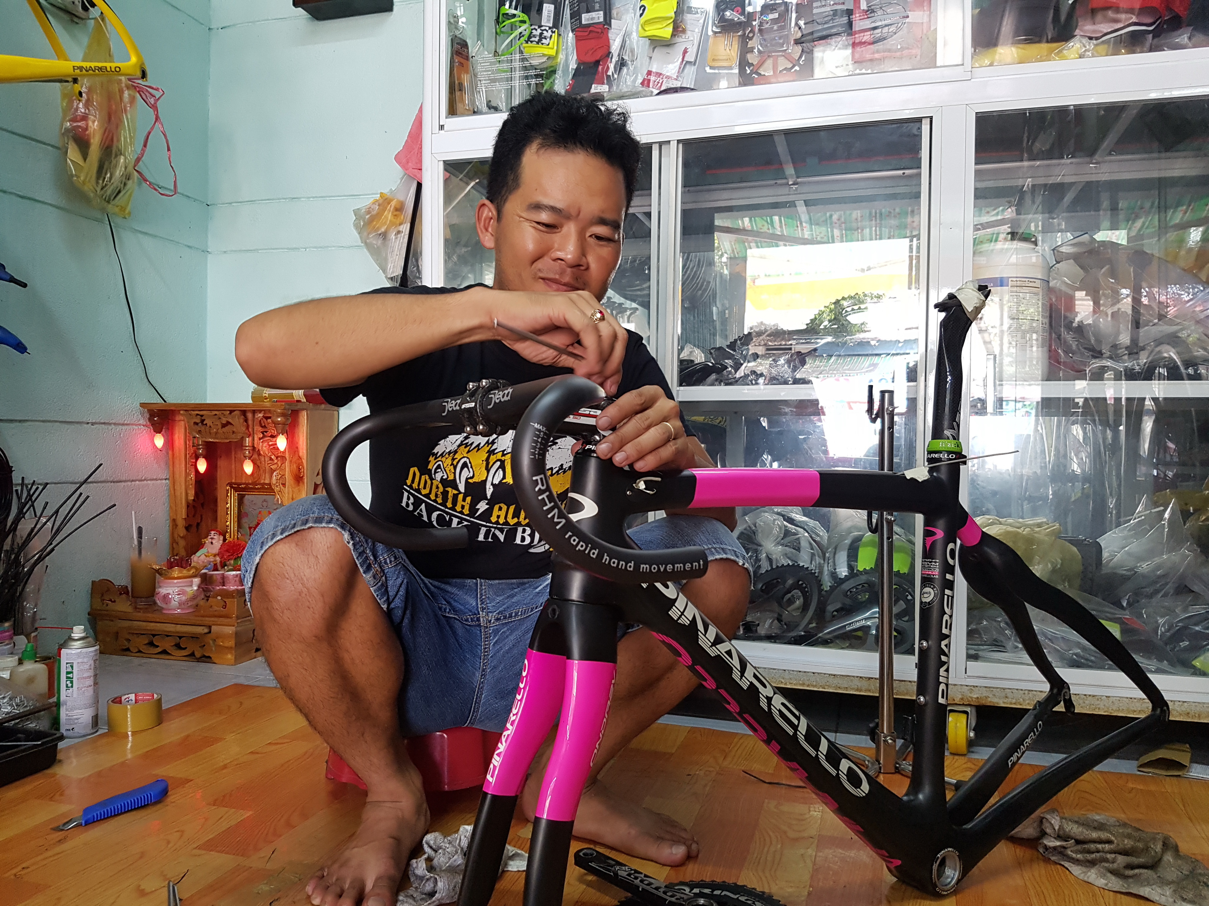 Le Van Duan assembles a racing bicycle for a customer. Photo: Tuoi Tre