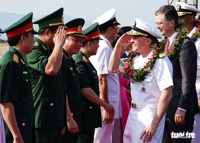 Vietnamese defense officials greet leaders from the USS Carl Vinson at the welcome ceremony in Da Nang City, central Vietnam, on March 5, 2018. Photo: Tuoi Tre