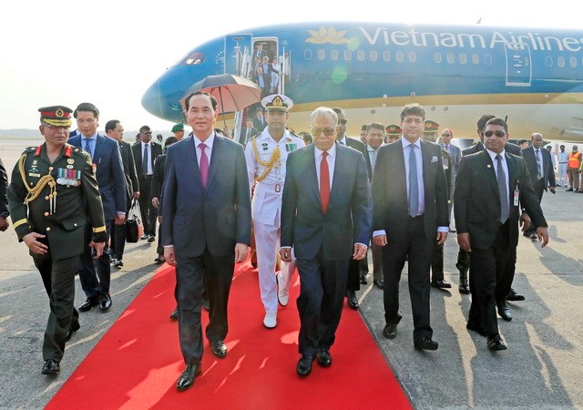 Vietnamese State president Tran Dai Quang (L) walks alongside Bangladeshi President Mohammad Abdul Hamid after landing in Dhaka, Bangladesh, March 4, 2018. Photo: Vietnam News Agency