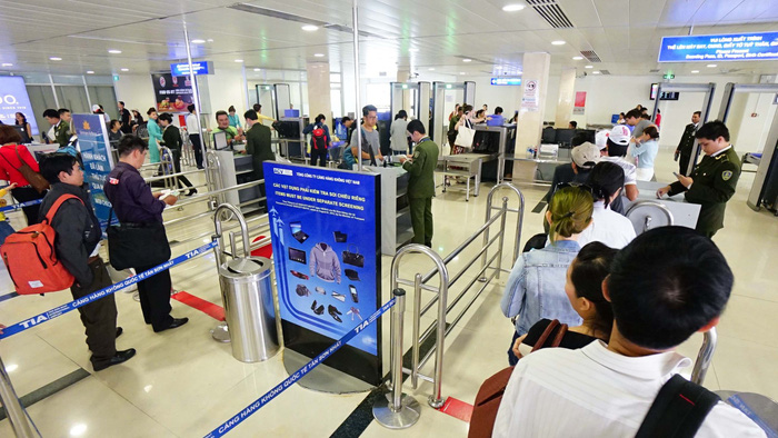 Flyers undergo security checks at Tan Son Nhat International Airport in Ho Chi Minh City. Photo: Tuoi Tre