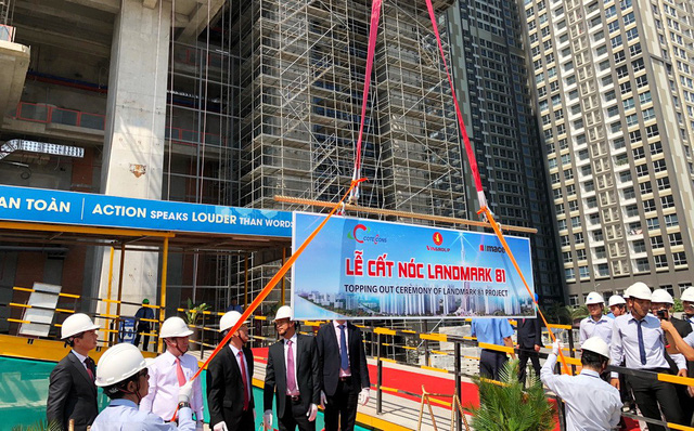 Officials are seen at the Landmark 81 topping out ceremony in Ho Chi Minh City on March 9, 2018. Photo: Tuoi Tre