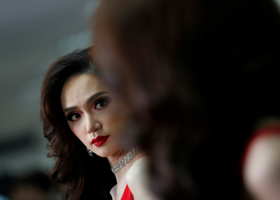 Contestant Nguyen Huong Giang of Vietnam prepares backstage for the final show of the Miss International Queen 2018 transgender/transsexual beauty pageant in Pattaya, Thailand March 9, 2018. Photo: Reuters