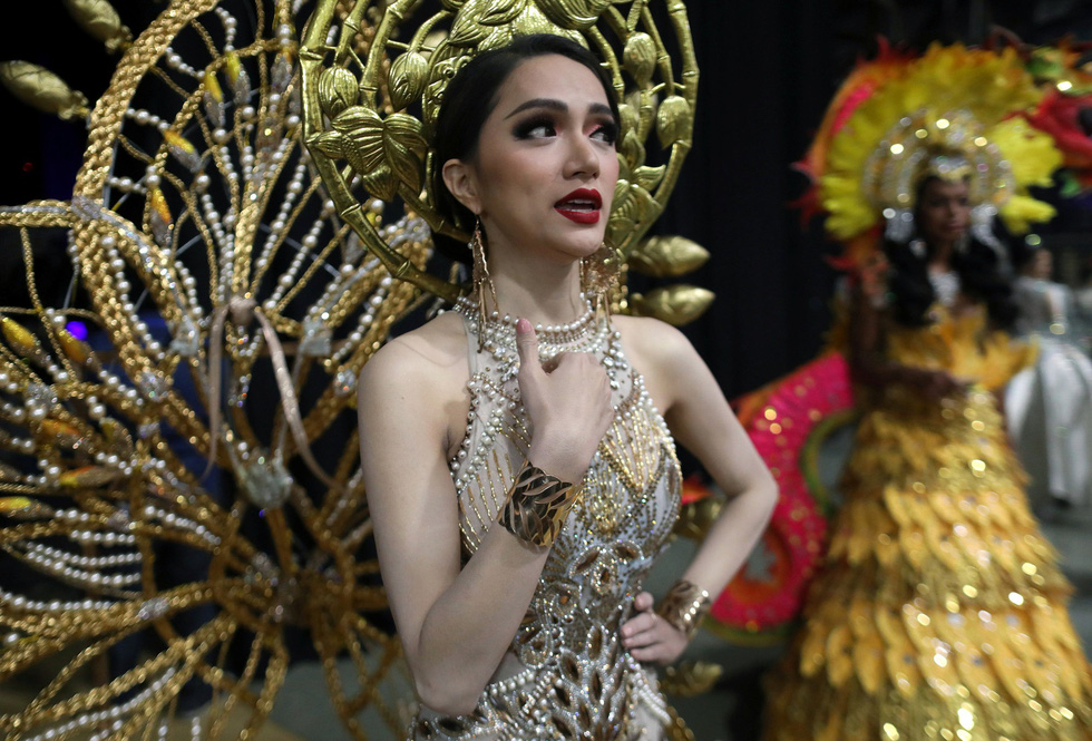 Contestant Nguyen Huong Giang of Vietnam prepares backstage before the final show of the Miss International Queen 2018 transgender beauty pageant in Pattaya, Thailand March 9, 2018. Photo: Reuters