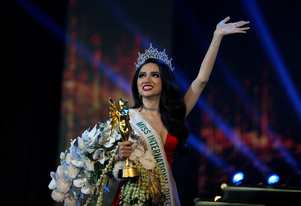 Contestant Nguyen Huong Giang of Vietnam waves as she was crowned winner of the Miss International Queen 2018 transgender beauty pageant in Pattaya, Thailand March 9, 2018. Photo: Reuters