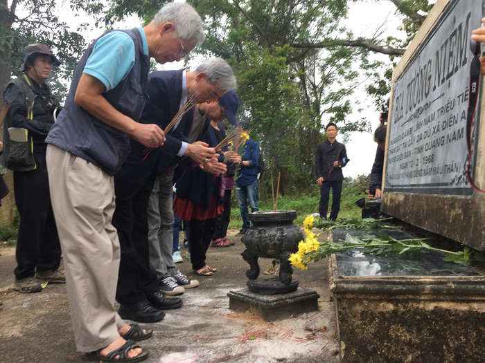 Members of the Korea-Vietnam Peace Foundation pay tribute at the memorial board in Quang Nam Province on March 10, 2018. Photo: Tuoi Tre