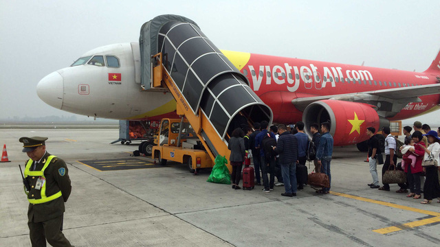 Passengers board a Vietjet flight in Hanoi. Photo: Tuoi Tre