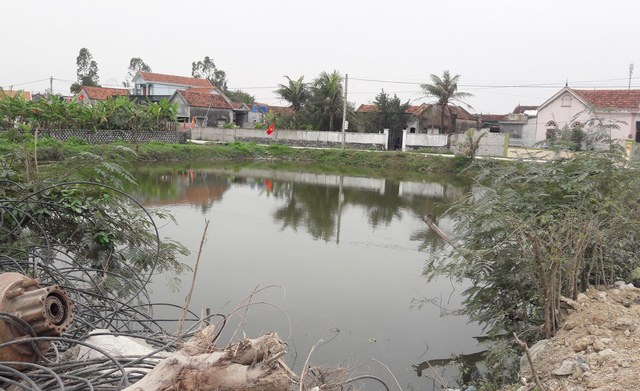 The pond, in Quynh Luu District, Nghe An Province, where H.T.L.’s body was found on the morning of March 11, 2018. Photo: Tuoi Tre