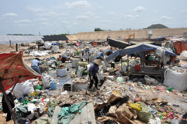 People search for usable objects at the landfill of Kbec Vina, in Ba Ria-Vung Tau Province, Vietnam. Photo: Tuoi Tre