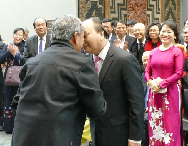 Prime Minister Nguyen Xuan Phuc is welcomed with the traditional Hongi greeting of local Maori people at the Auckland University of Technology on March 12, 2018. Photo: Tuoi Tre