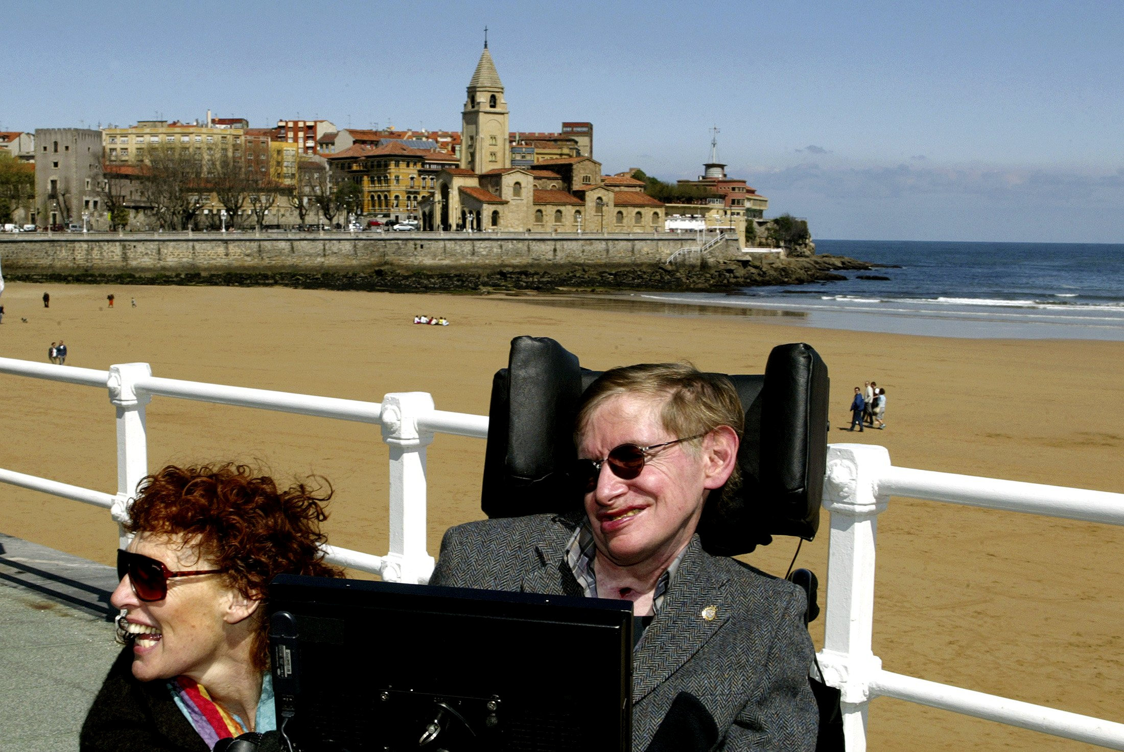 British astrophysicist Stephen Hawking (R) and his wife Elaine pose in front of the San Lorenzo beach in the northern Spanish city of Gijon April 10, 2005. Photo: Reuters