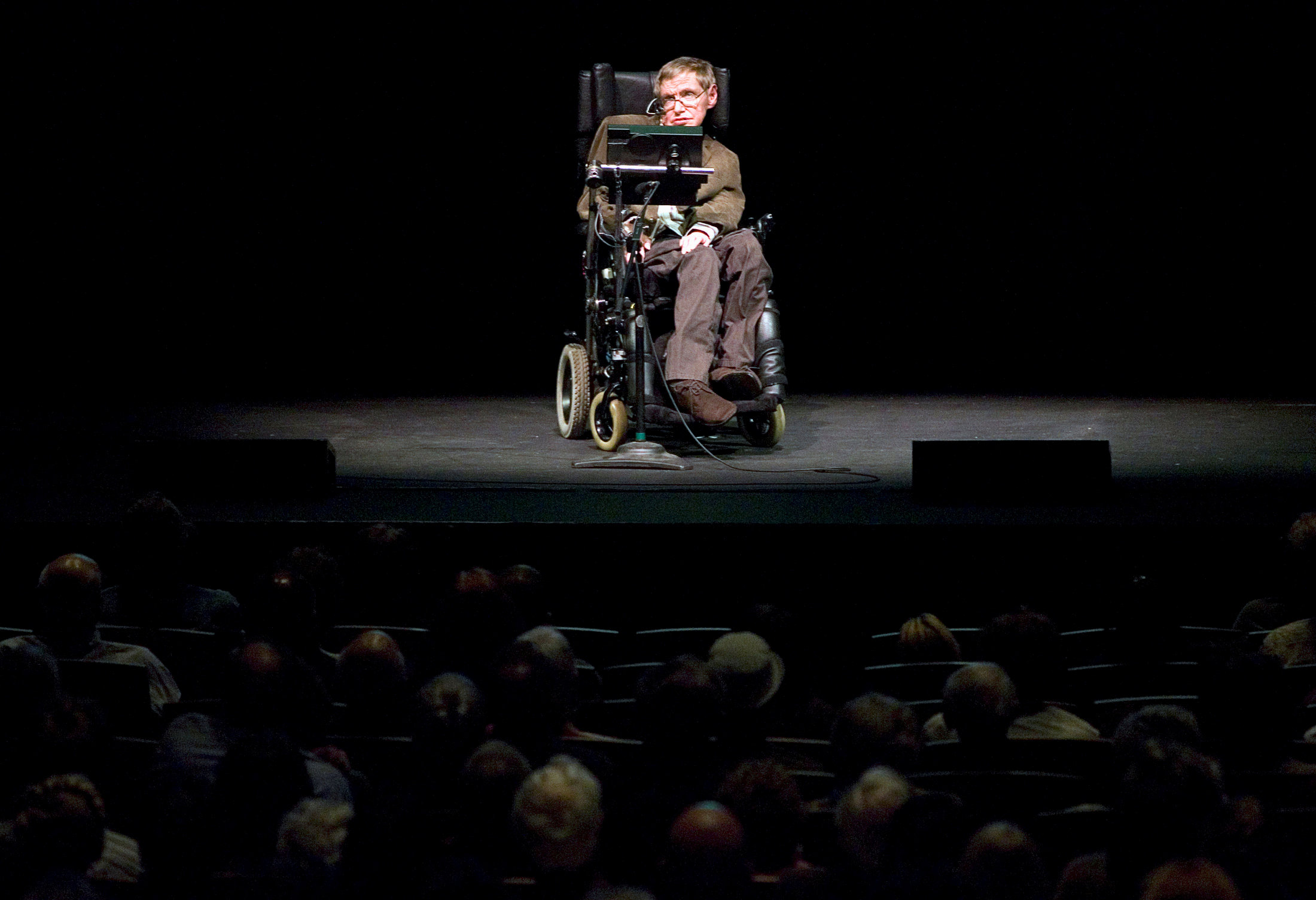 Professor of mathematics at Cambridge University Stephen W. Hawking discusses theories on the origin of the universe in a talk in Berkeley, California, March 13, 2007. Photo: Reuters
