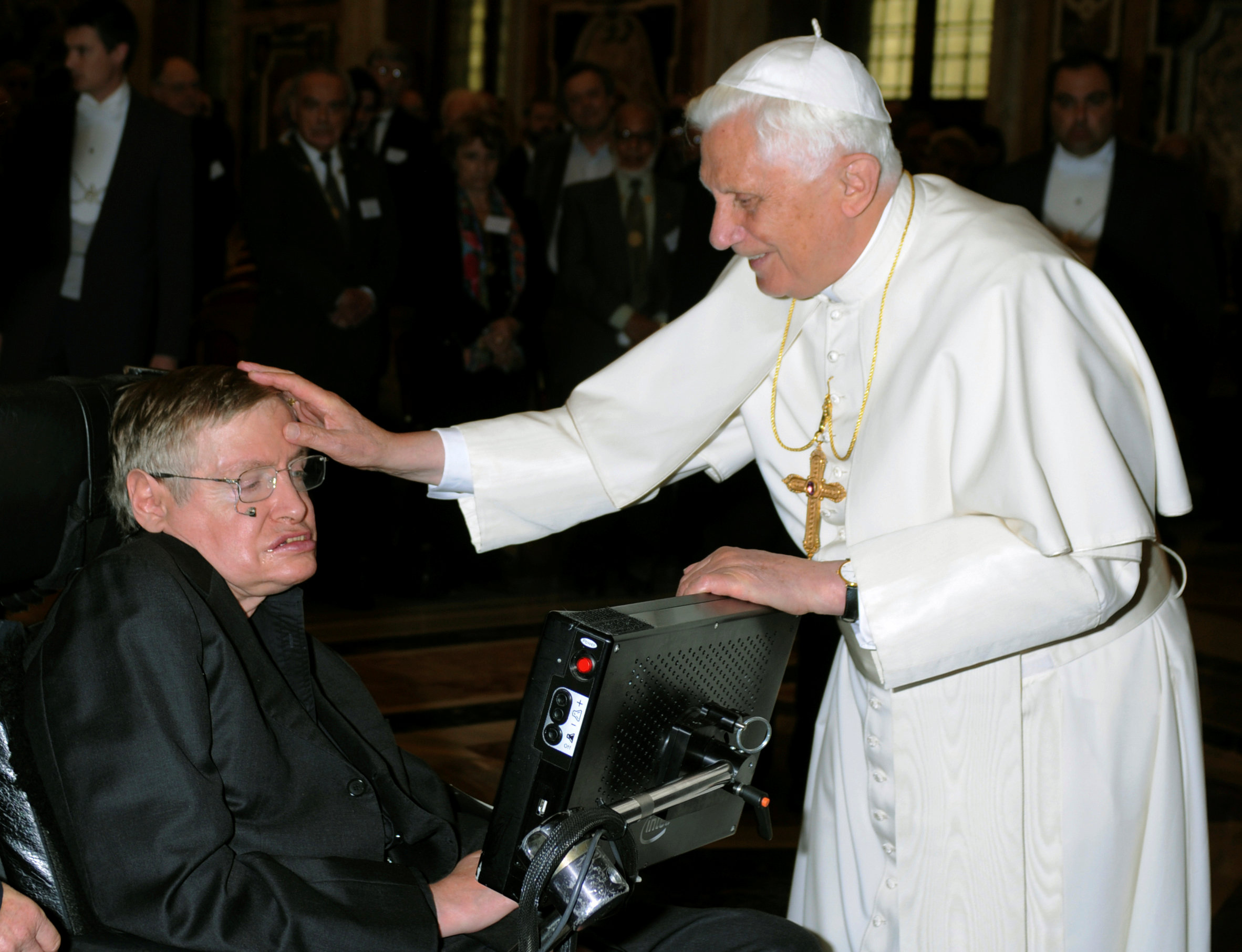 Pope Benedict XVI (R) greets British professor Stephen Hawking during a meeting of science academics at the Vatican October 31, 2008. Photo: Reuters
