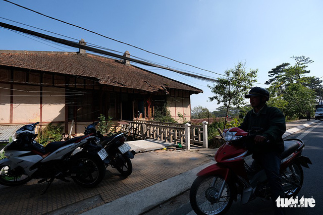 A motorcyclist zooms past an old villa in Da Lat City in Vietnam’s Central Highlands which was partially burnt down in a suspected arson attack on March 12, 2018. Photo: Tuoi Tre