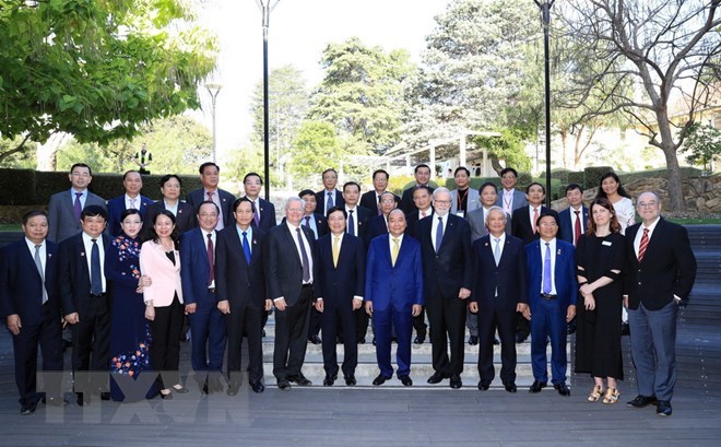 ​PM Nguyen Xuan Phuc poses for a group photo during his visit to Australian National University. Photo: Vietnam News Agency