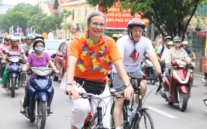 Dutch Ambassador Nienke Trooster (L) and his American counterpart Ted Osius on a pro-LGBT bicycle tour of Hanoi during VietPride 2016. Photo: Tuoi Tre