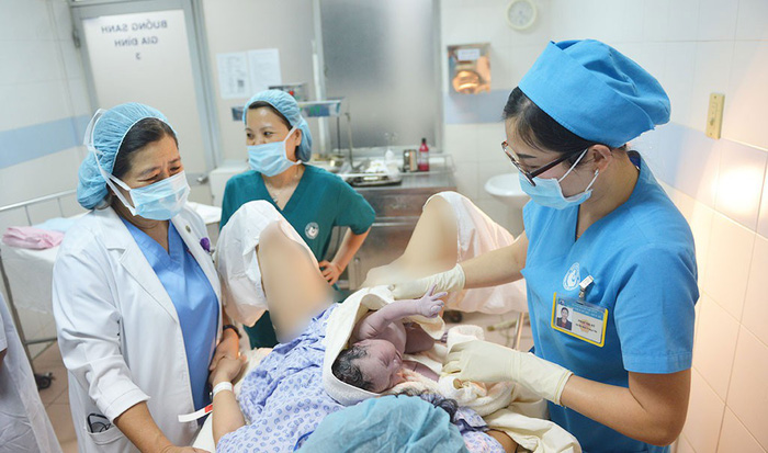 Doctors take care of a mother and her newborn child at Tu Du Hospital in Ho Chi Minh City. Photo: Tuoi Tre