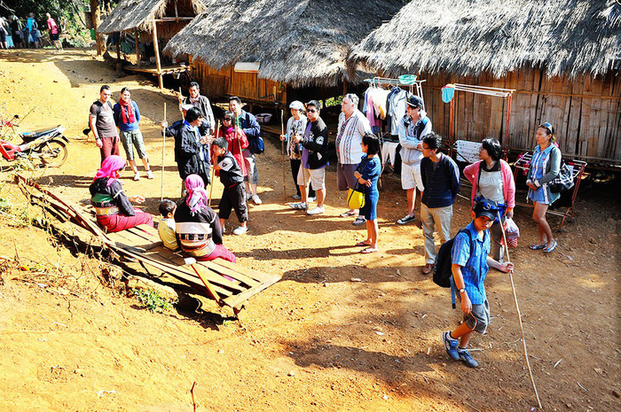 Vietnamese people visit a local village in Chiang Mai, Thailand: Photo: Tuoi Tre