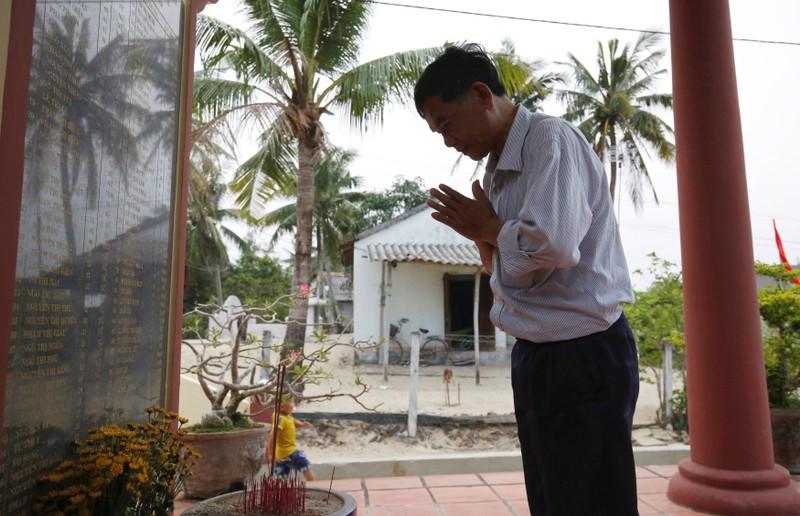 Colonel Vo Cao Tri prays at a monument with a list of names of victims who were killed by US soldiers in the My Lai massacre on March 16, 1968, in his village of My Lai, Vietnam March 14, 2016. Photo: Reuters
