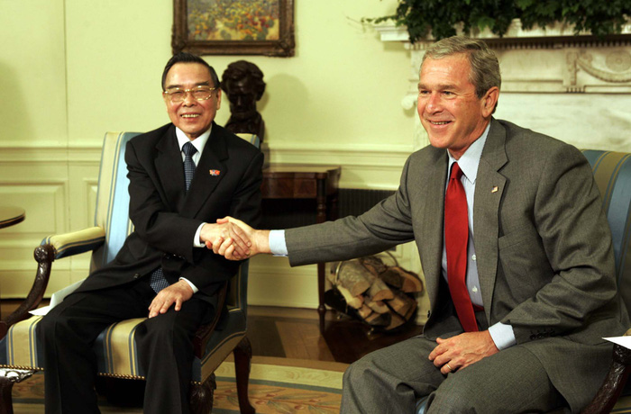 Former Vietnamese Prime Minister Phan Van Khai (left) and former President George W. Bush shake hands in the White House in this June 2005 file photo. Photo: Tuoi Tre