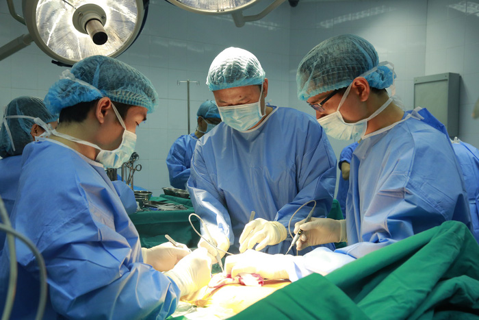 Doctors perform a surgery to transplant lungs from a brain-dead donor to a patient in Hanoi. Photo: Tuoi Tre